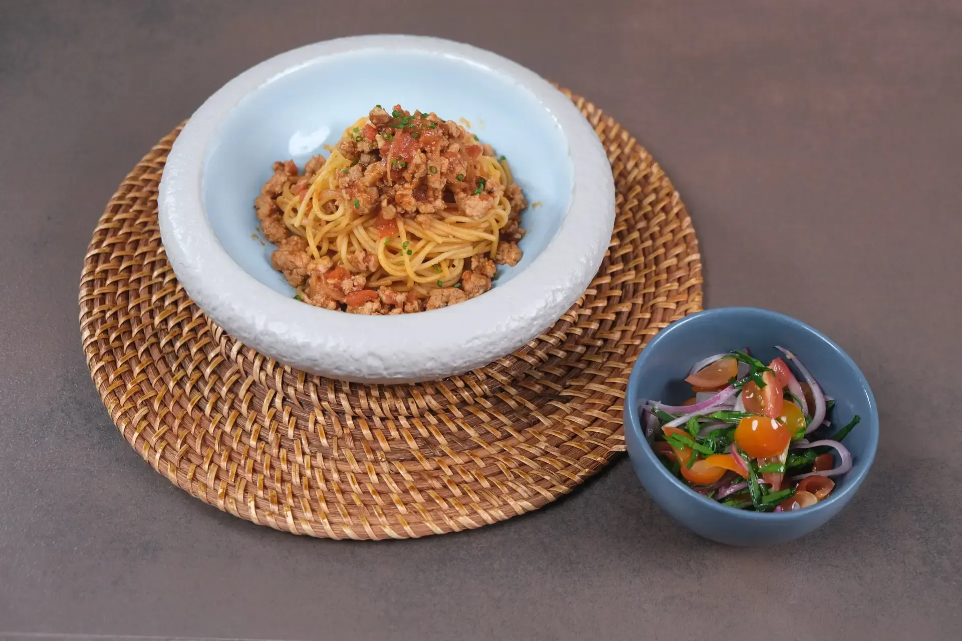 Carne Molida de Cerdo en Salsa con Espaguetis y Espinacas