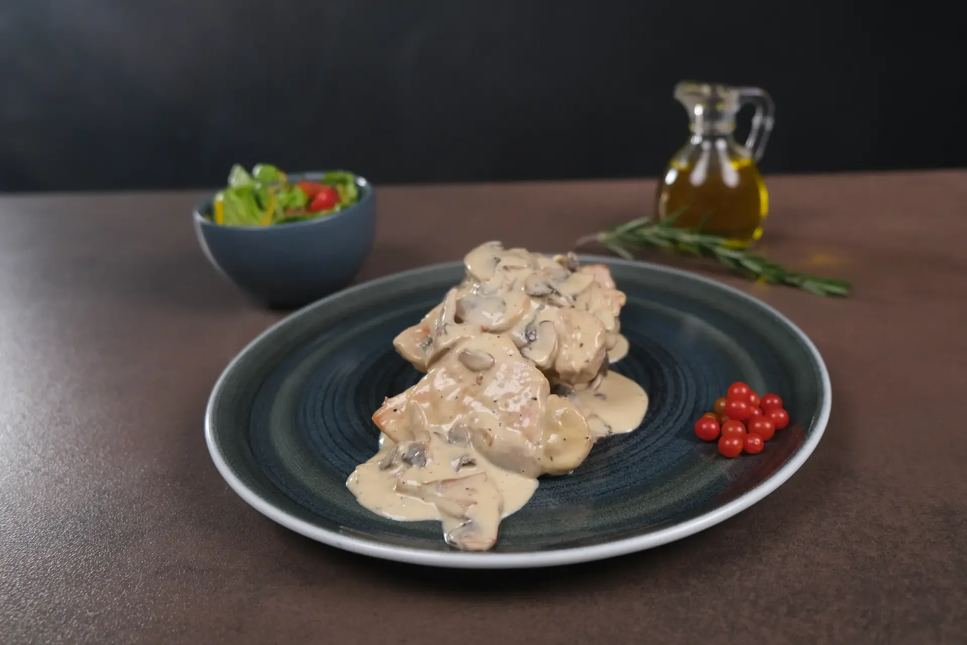 Lomitos A La Crema Con Champiñones, Yuca Cocida Y Ensalada De Tomates