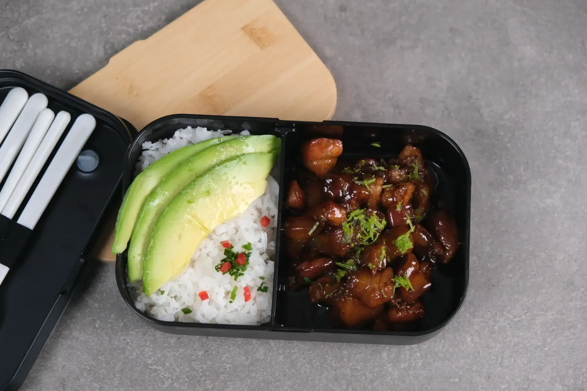 Tocino Oriental con Arroz Blanco y Aguacate