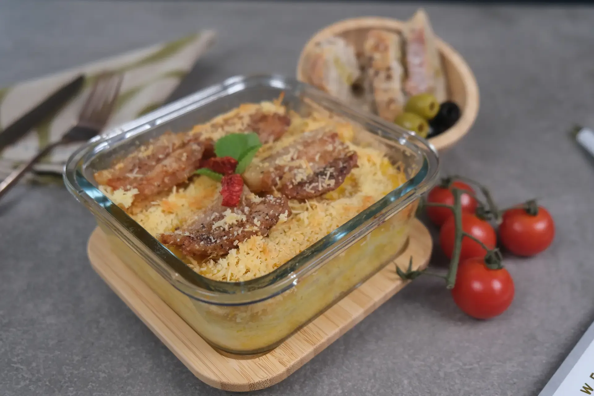 Lasagna de plátano maduro con tocino brazo