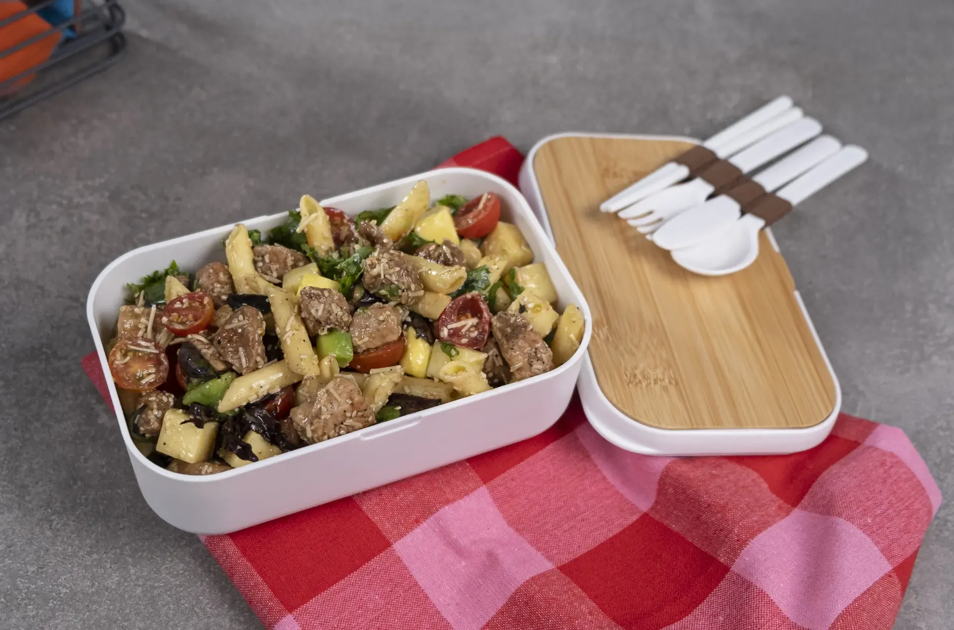 Ensalada de pasta con verduras y lomo apanado