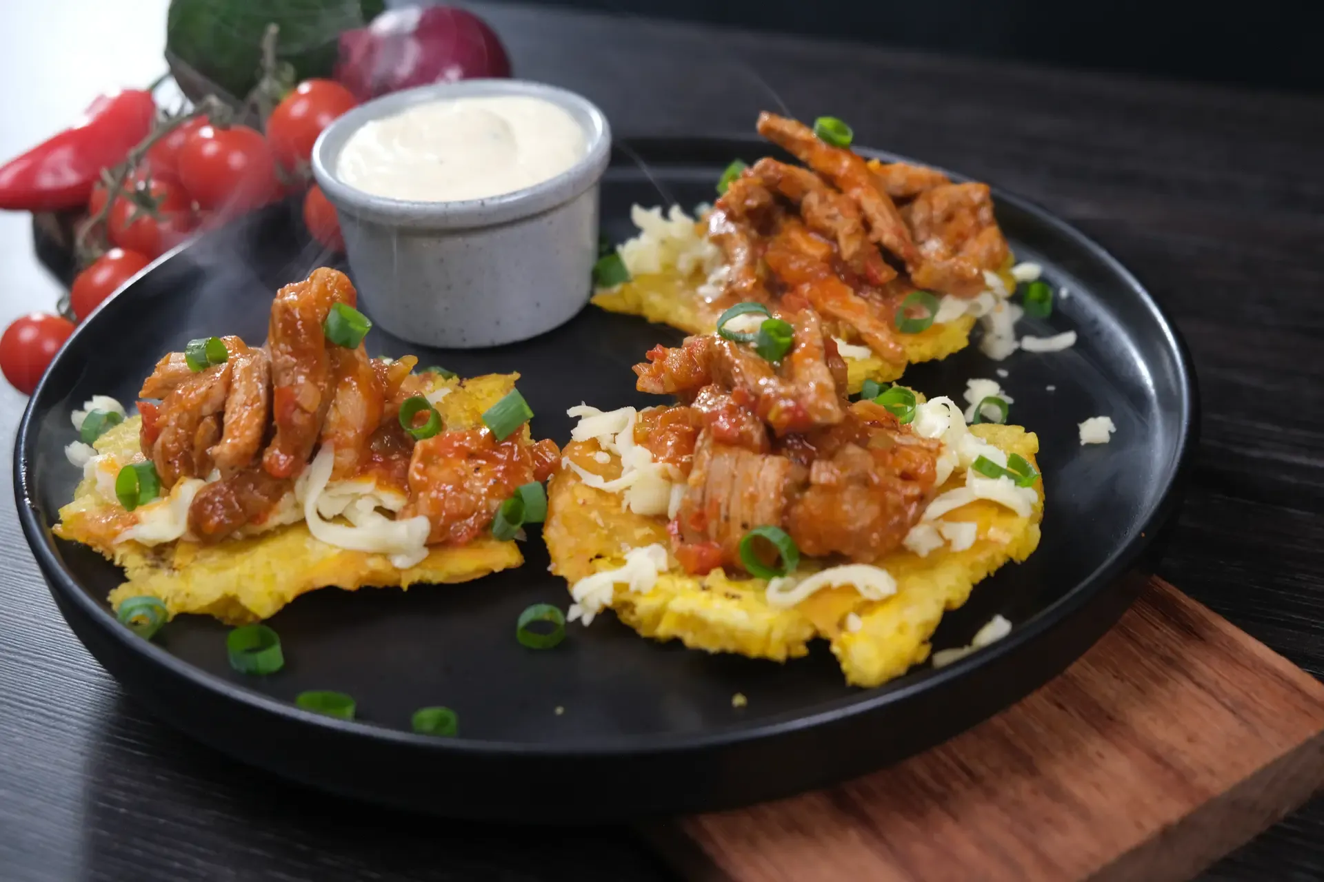 Bomba de Patacón Rellena de Sobrebarriga de Cerdo