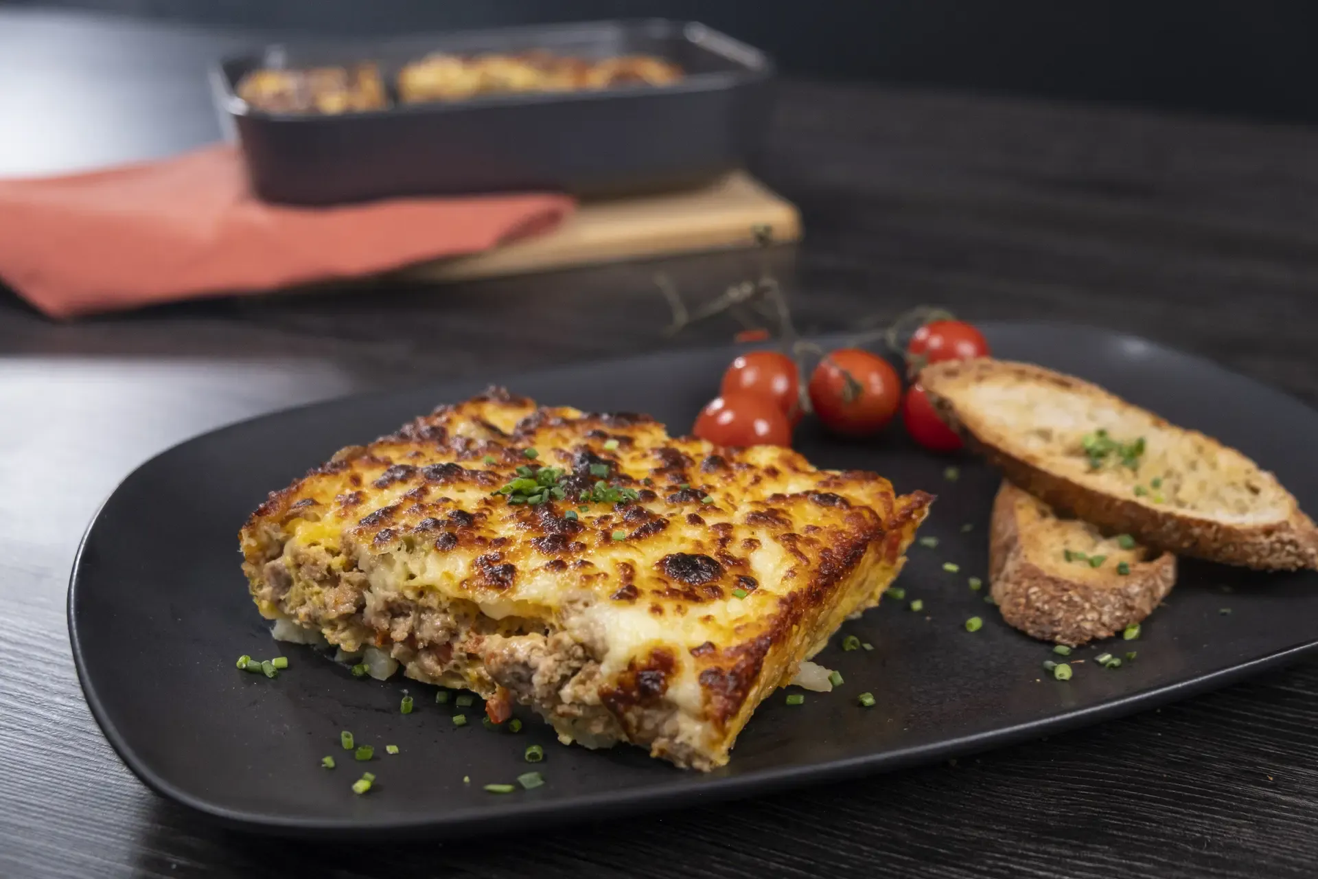 Tortilla de Papas, Cebolla y Carne Molida de Cerdo con Ensalada de Aceitunas