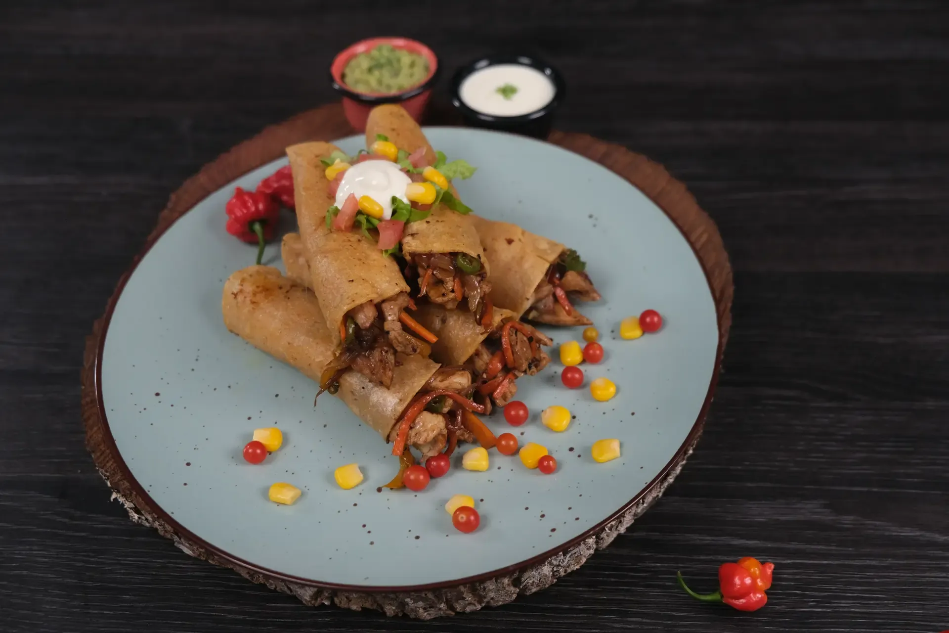 Flautas con Tortilla, Queso, Vegetales y Solomito de Cerdo