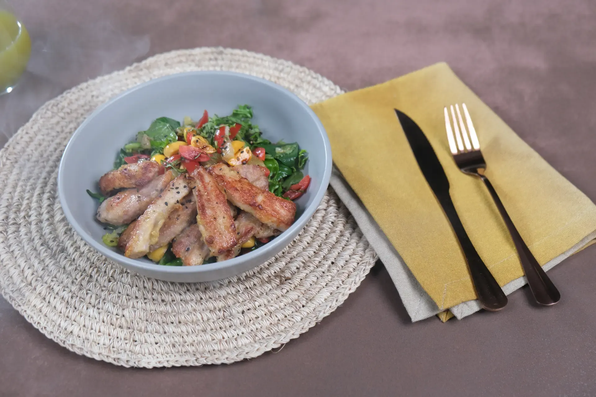 Bowl de julianas de cerdo en salsa cítrica